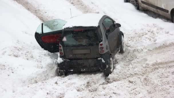 Auto uvízl ve sněhu po sněhu padat. — Stock video