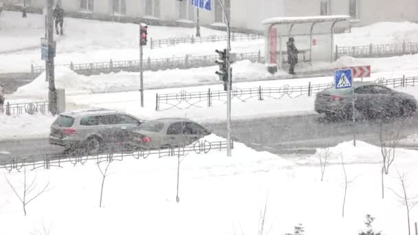 Tráfico de la ciudad en invierno . — Vídeos de Stock