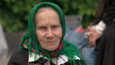 09.05.2018 - Kiev, Ukrayna. Kameraya bakarak kadın savaş gazisi portresi arka plan bulanık. Savaşın sonu yıldönümü onuruna vatansever tatil.