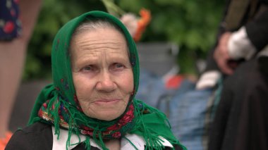 Yüz yaşlı büyükanne.