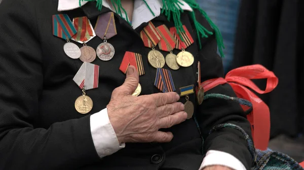 Veterano di guerra con mano sul cuore e premi . — Foto Stock