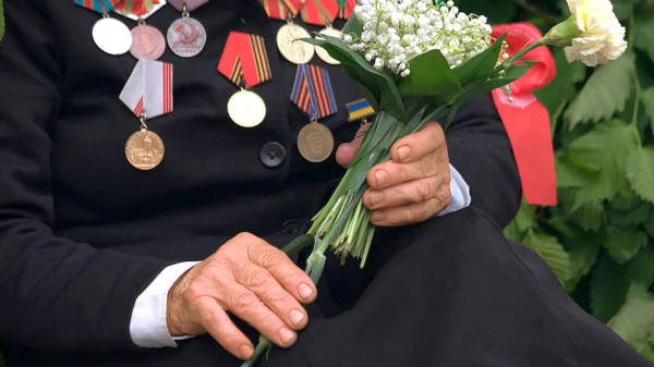 Ветеран войны с цветами и медалями . — стоковое фото