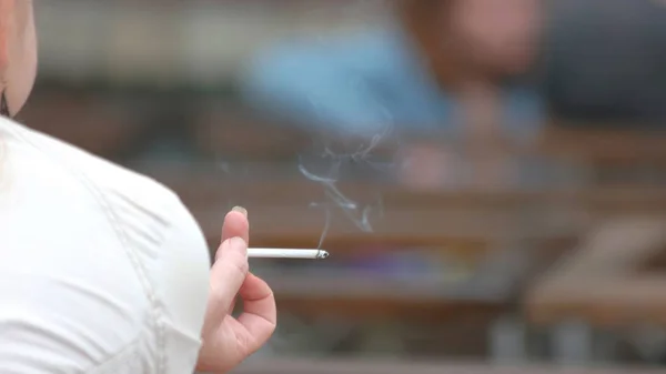 Queima de cigarro na mão feminina . — Fotografia de Stock