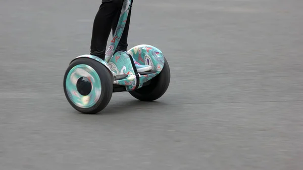 Meisje met elektrische segway buitenshuis. — Stockfoto