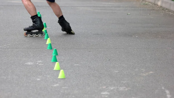 Menino montando em patins ao ar livre . — Fotografia de Stock