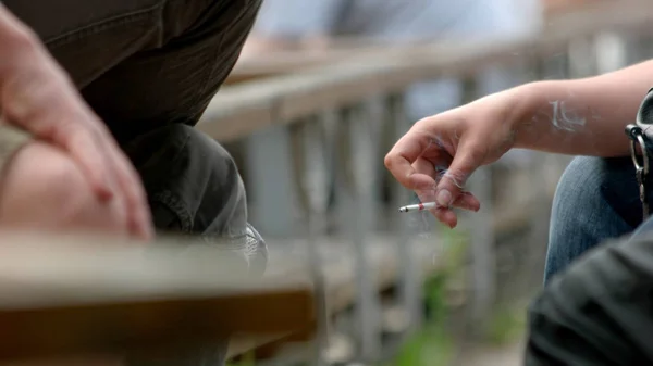 Jovem com cigarro queimado ao ar livre . — Fotografia de Stock