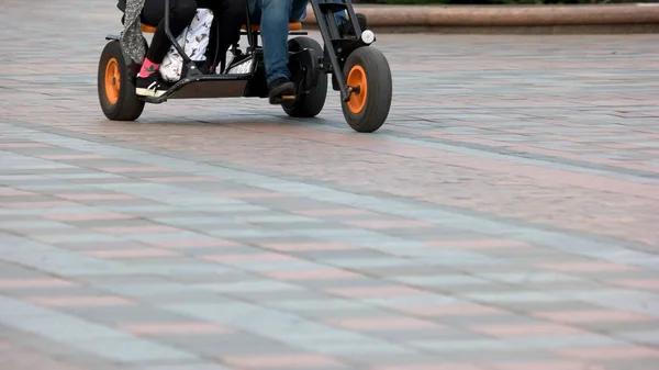 Pessoas dirigindo velomobile, imagem cortada . — Fotografia de Stock