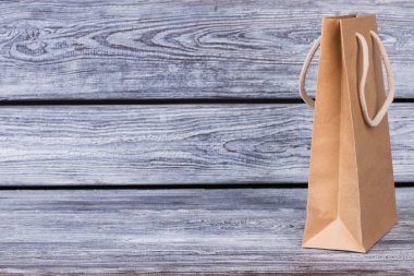 Kraft kağıt torba ahşap arka plan üzerinde.