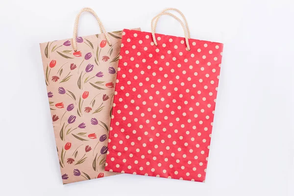 Bolsas de compras de papel rojo y marrón . — Foto de Stock