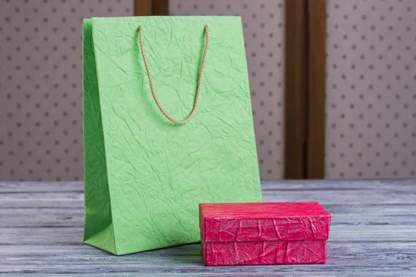 Shopping bag and gift box. — Stock Photo, Image