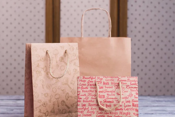 Close up sacos de compras de papel kraft com alças . — Fotografia de Stock