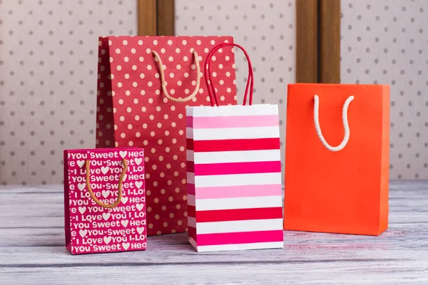 Grupo de bolsas de papel multicolor . — Foto de Stock