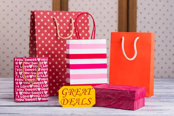 Einkaufstaschen aus Papier und Geschenkbox. — Stockfoto