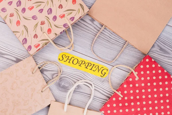 Bolsas de papel y tarjeta con inscripción de compras . — Foto de Stock