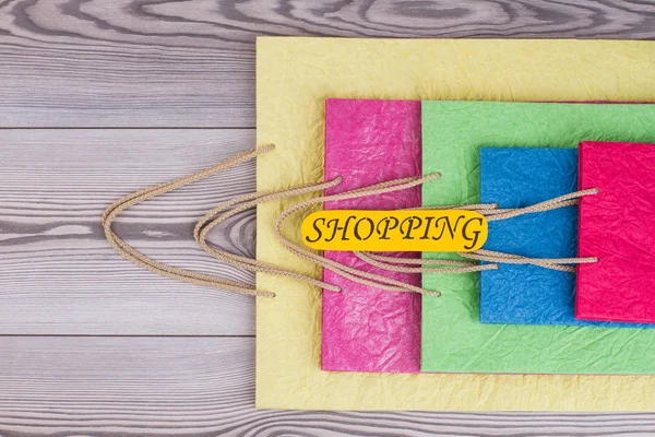 Bolsas de compras coloridas sobre fondo de madera . —  Fotos de Stock