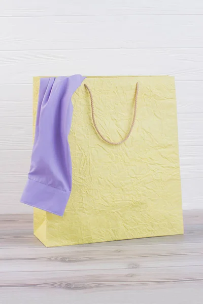Желтая сумка с покупкой . — стоковое фото