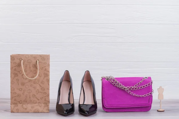 Zapatos femeninos, bolso y bolso de compras . — Foto de Stock