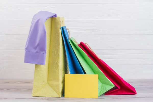 Многоцветные пакеты для покупок с покупками . — стоковое фото