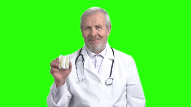 Starszym lekarzem polecam opakowania tabletek. — Wideo stockowe