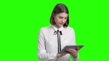 Şirin esmer kız tablet kullanma.