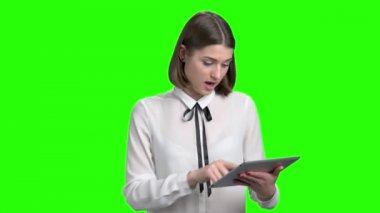 Genç kadın iş hoparlör tablet ile.