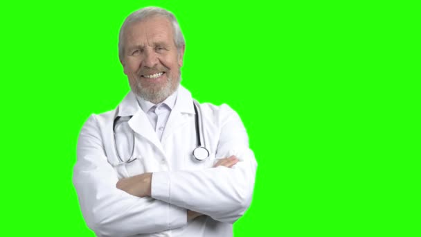 Portret van oude dokter met gevouwen armen lachen. — Stockvideo