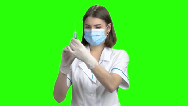 Şırıngalı genç bayan doktor.. — Stok video