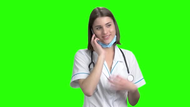 Médico teniendo conversación telefónica . — Vídeo de stock