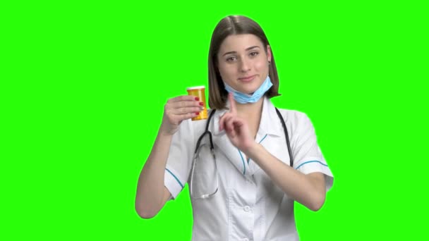 Médico femenino lindo recomiendan pastillas, prescripción médica . — Vídeo de stock