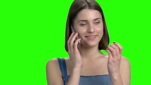Beautiful brunette woman talking on phone with her boyfriend. — Stock Video