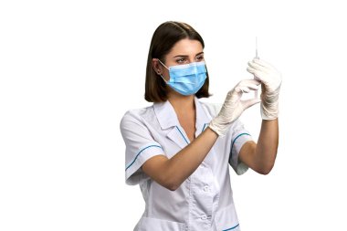 Hemşire holding şırınga enjeksiyon ile.