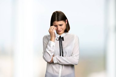 Genç esmer güzel ağlıyor.