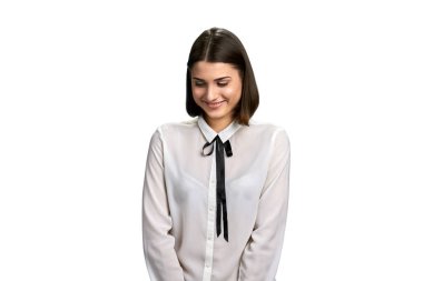 Genç gülümseyen kadın aşağı bakıyor.