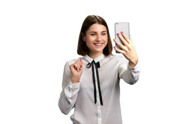 Smartphone tutan mutlu kadın portresi.