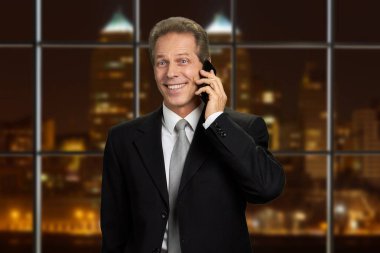 Konuşurken onun smartphone başarılı iş adamı.