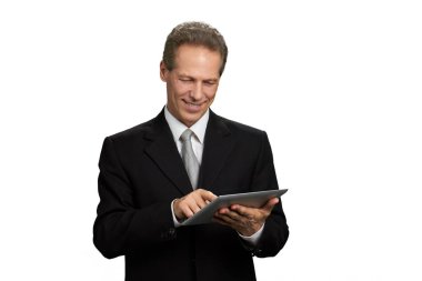 Tablet üzerinde çalışan gülümseyen işadamı portresi.