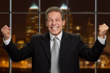 Heyecanlı işadamı yumruklarını sıktı.