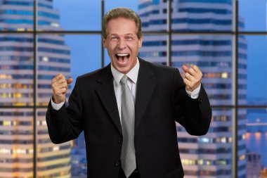 Heyecanlı işadamı yumruklarını sıktı.