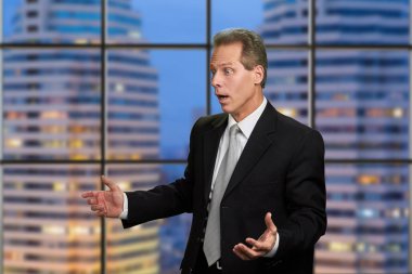 Sürpriz orta yaşlı işadamı portresi.