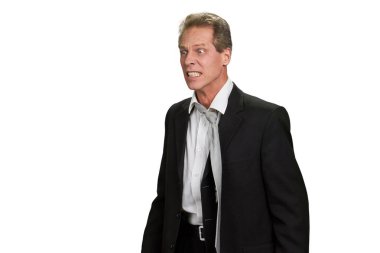 Beyaz arka plan üzerinde hayal kırıklığına uğramış kızgın işadamı.