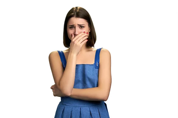 Jonge wanhopige vrouw is huilen. — Stockfoto