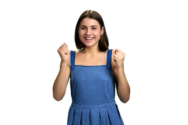 Портрет веселой девушки с сжатыми кулаками . — стоковое фото