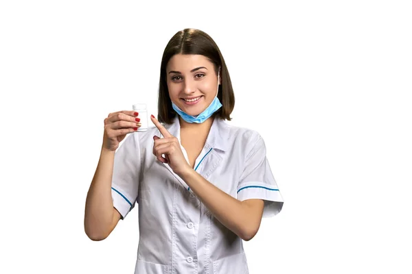 Giovane medico femminile che punta sul flacone di pillole . — Foto Stock