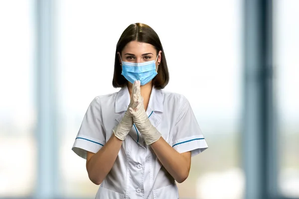 Ärztin mit Maske und Handschuhen. — Stockfoto