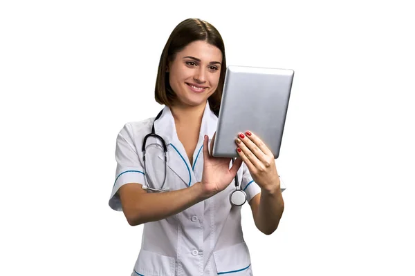 Feliz médico con la tableta del ordenador . — Foto de Stock