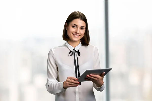 Mujer bonita joven con la tableta de PC . — Foto de Stock