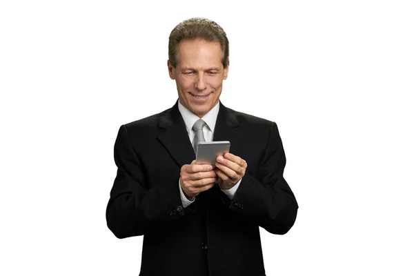 Retrato de homem de negócios sorridente com smartphone. — Fotografia de Stock