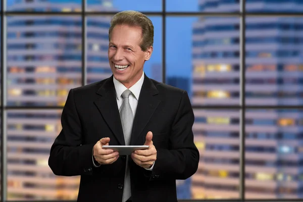 Buon uomo d'affari sorridente con smartphone . — Foto Stock