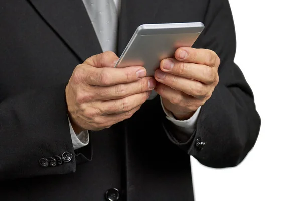 Kaukasischer Unternehmer hält Smartphone aus nächster Nähe. — Stockfoto