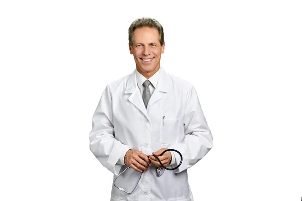 Médico masculino segurando estetoscópio, retrato . — Fotografia de Stock